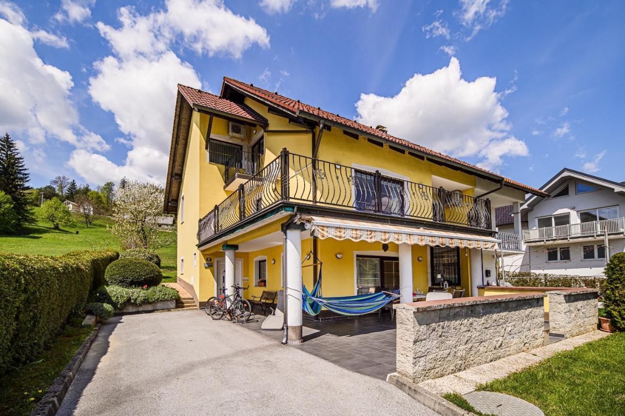 Lena At Aqualuna Apartman