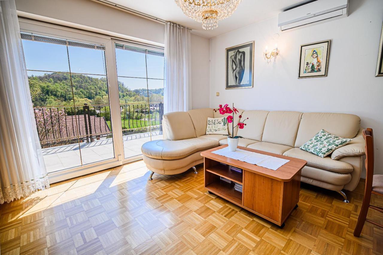 Lena At Aqualuna Apartman