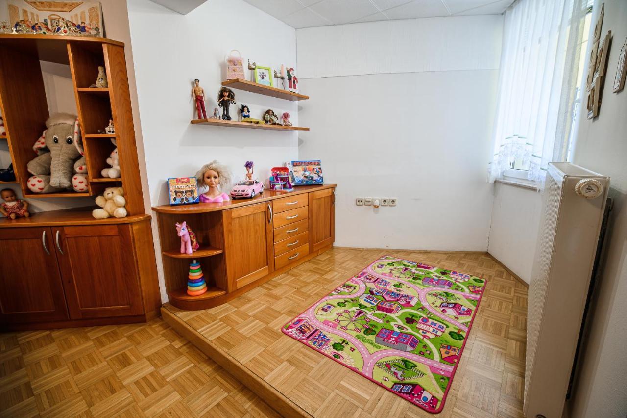 Lena At Aqualuna Apartman